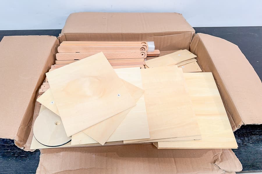 Karton mit Holzkomponenten